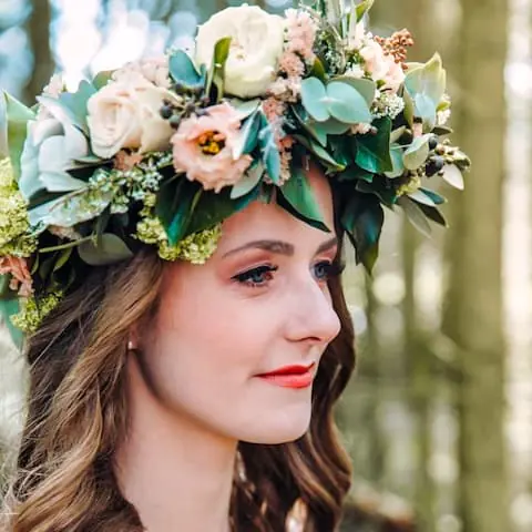 Blumenkranz aus Rosen, Nelken und Eukalyptus im Haar der Braut