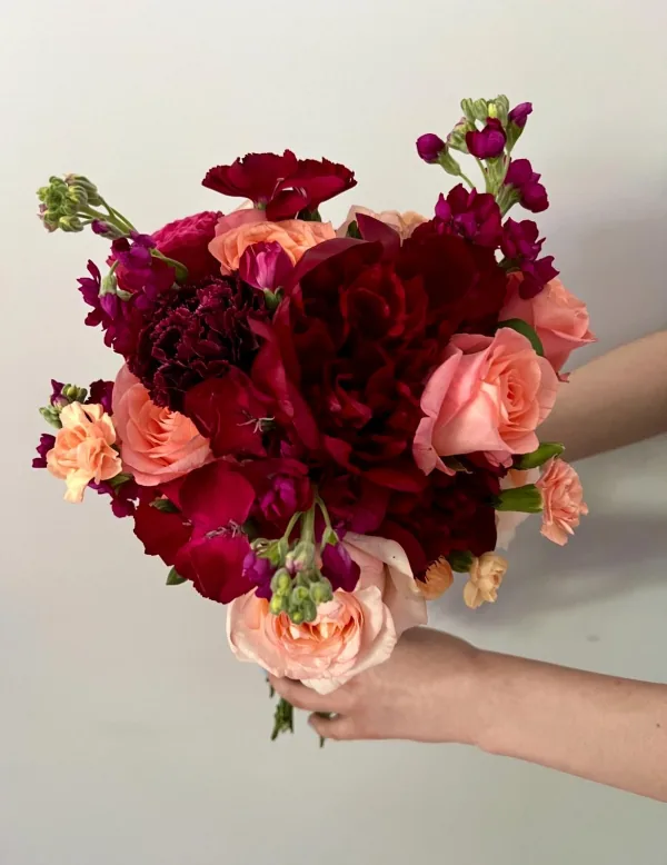 Luftiger Brautstrauß mit langen Zweigen und Blüten in Rosa, Flieder, Creme und Grün