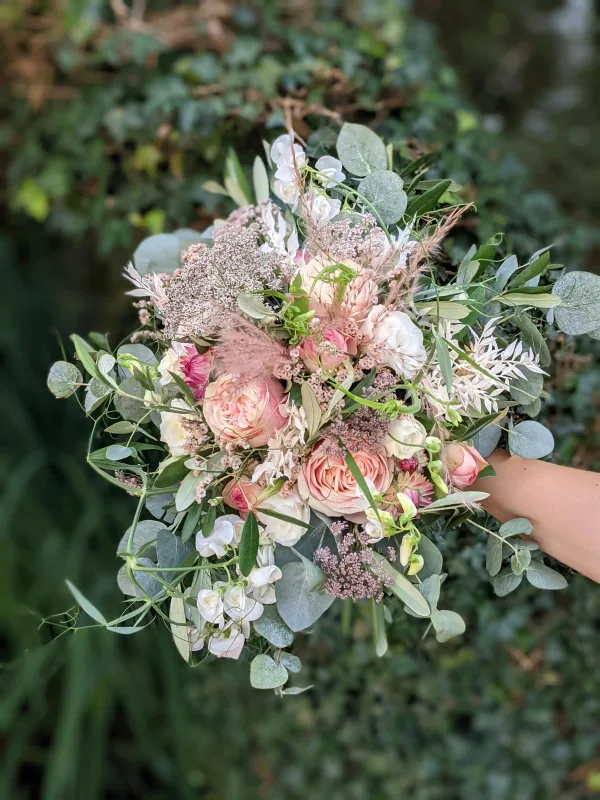 Großer Brautstrauß mit rosa Rosen, weißen Blüten, Eukalyptus und lockerem Grün