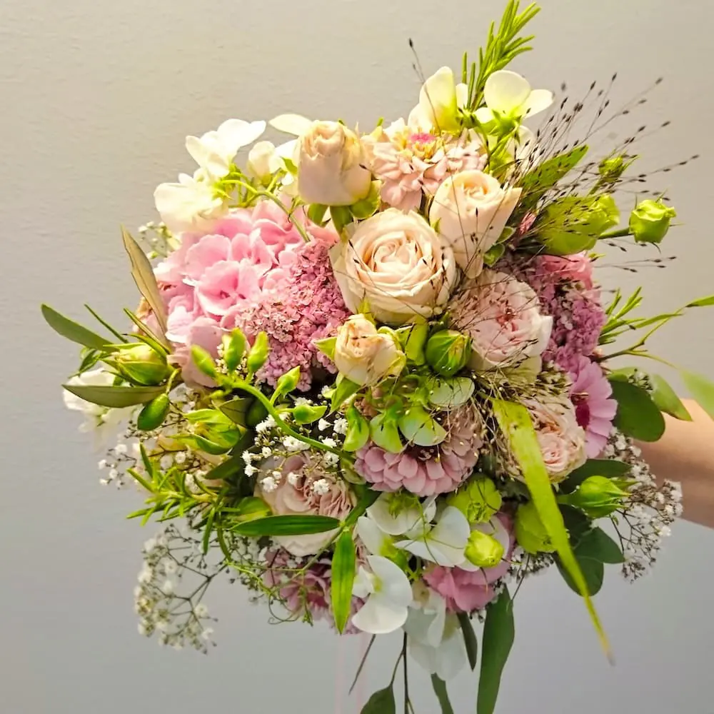 Brautstrauß in Rosa und Weiß mit Rosen, Nelken, Hortensie und Gräsern