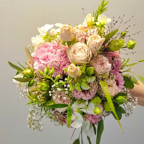 Brautstrauß in Rosa und Weiß mit Rosen, Nelken und Gräsern