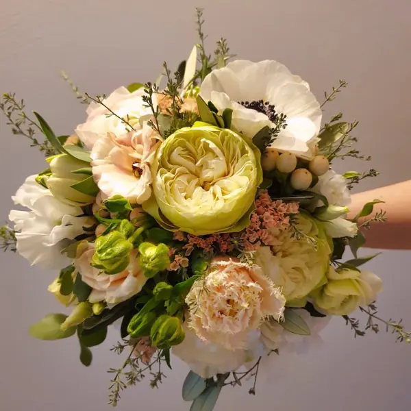 Strauß in Weiß, Creme und zartem Grün mit gefüllter Rose und Anemone
