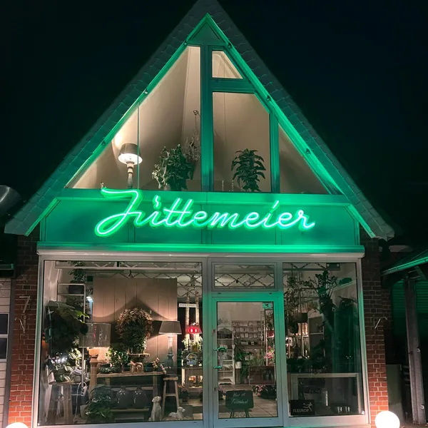 Beleuchteter Eingang von Blumen Jüttemeier am Breiten Weg in Wedel bei Nacht