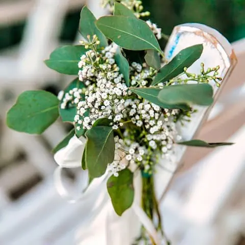 Stuhlschmuck aus Schleierkraut und Eukalyptus mit weißem Band