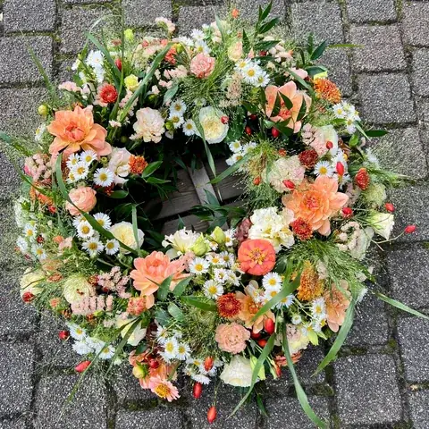 Trauerkranz mit apricotfarbenen Dahlien, weißen Blüten und Gräsern